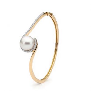 18ct yellow gold bangle with diamond swirl design and 13–14mm button pearl"
